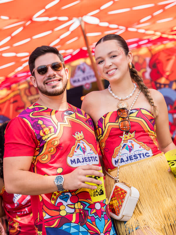 Casal com abadá do Majestic comemora durante o desfile do Galo da Madrugada.