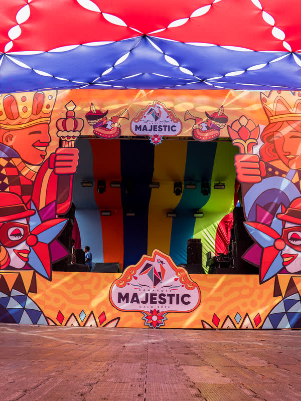 Cenografia do Camarote Majestic com painéis coloridos inspirados no frevo e na xilogravura.
