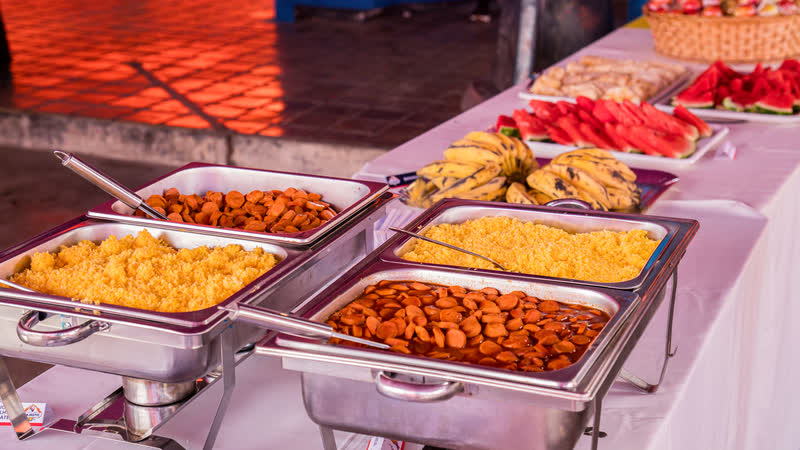 Bandejas com comida quente servidas no open food do Camarote Majestic.