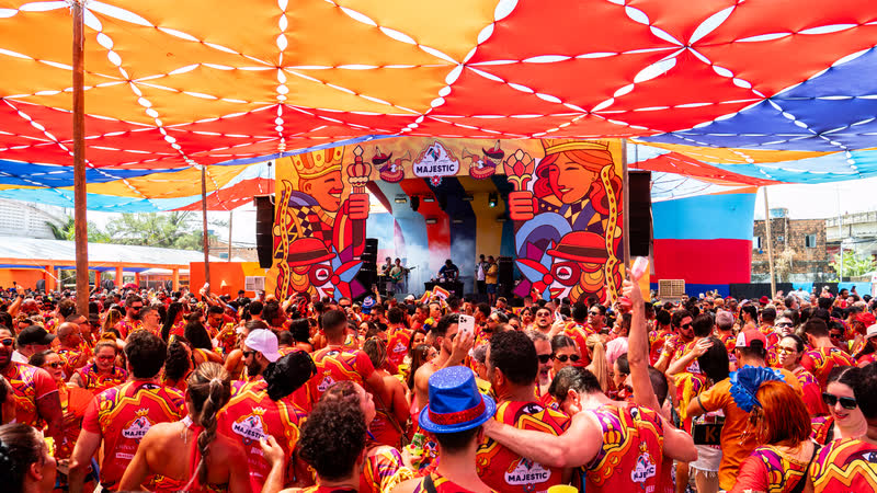 Público lotado em frente ao palco do Camarote Majestic durante o show.